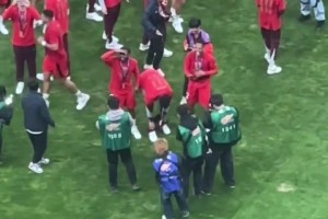 太皮了??！蔣光泰趁隊友隊友慶祝把對方褲子扒了