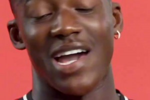 采訪英超球員：走在對手的隊徽上是不可接受的行為嗎？