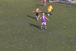 這門(mén)將有點(diǎn)猛?。∵@么小的孩子過(guò)人、戰(zhàn)術(shù)、走位都有模有樣！