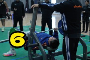 這力量什么水平？王哲林體測80KG臥推做了15個，最后看著有點懸啊