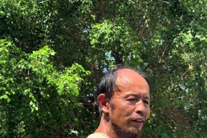 生活所迫？拾荒老人看到科比畫像 瞬間勾勒出回憶?