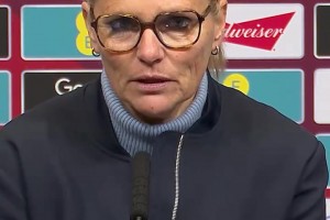 英女足主帥：花了一兩分鐘適應中國女足的陣型，比賽比預期要輕松