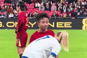 友誼第一！張林艷與凱莉在比賽暫停時相談甚歡