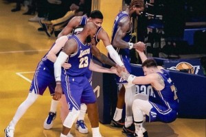 這個真牛X！小伙在家模仿喬丹經(jīng)典招式，真是有模有樣啊！