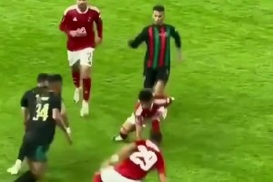 摩洛哥某球隊(duì)球迷向場(chǎng)內(nèi)扔了一把匕首，還被對(duì)方球隊(duì)撿到了？！