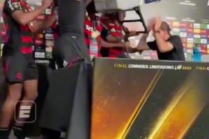 弗拉門戈主教練在發(fā)布會(huì)上慘遭香檳沐浴，這就是勝利的香檳浴嘛~