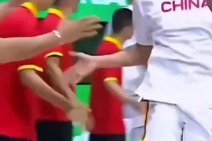 阿里納斯此前：你讓李凱爾和一群傻子打球，他看起來也會很傻！