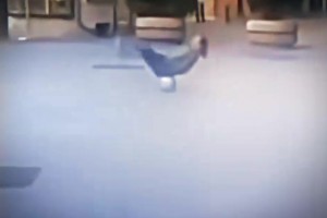 世界杯上來這一下絕對是第1名熱度，給大家展示一個帶人過球！