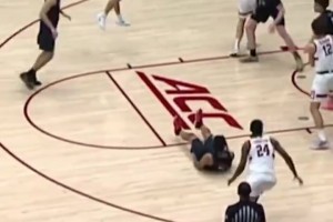 太狠了！NCAA賽場驚現(xiàn)腳踝終結(jié)者！對手直接捂腳踝倒在地上！