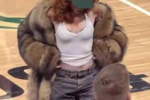 庫茲馬超模女朋友觀看男友比賽，這是穿的啥啊 ??