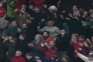 萬(wàn)人迷！名場(chǎng)面：貝克漢姆“淹沒(méi)”在曼聯(lián)球迷中！