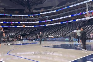 球迷近景實(shí)拍：終場(chǎng)哨響后，薩拉赫向利物浦球迷致謝?