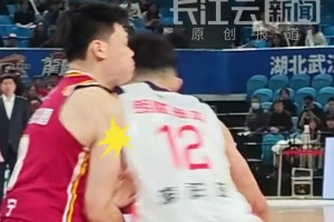 CBA杯賽對抗強度拉滿，張寧防守屢遭李祥波撞擊 ??