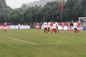 現(xiàn)場實拍：彭偉國角球區(qū)附近開任意球，后點隊友包抄偏出！