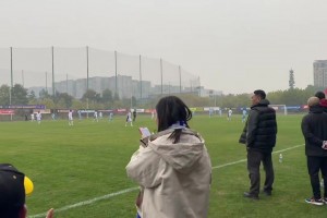 這歌聲打幾分??？現(xiàn)場(chǎng)實(shí)拍：天津女球迷場(chǎng)邊唱歌助威老甲A！