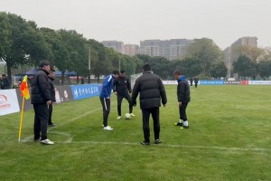 氛圍輕松！湖北隊賽前熱身環(huán)節(jié)：前國腳梅方與隊友搶圈！