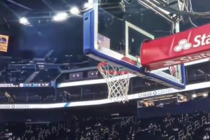 其他人反應(yīng)太逗了！名場(chǎng)面：全聯(lián)盟只有濃眉不知道庫(kù)里要干什么~