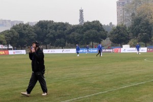 湖北隊賽前熱身！蔡晟在場邊旁觀，現(xiàn)場氣氛十分輕松~