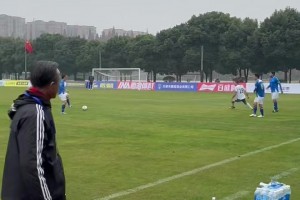 奚志康指揮時不忘奚落對方球員“騙”犯規(guī)：唉啥？你一個人踢球啊