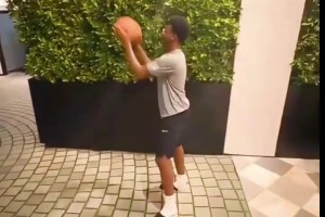 把老爸當兄弟！名場面：布萊斯和詹姆斯比拼三分，互相噴垃圾話！