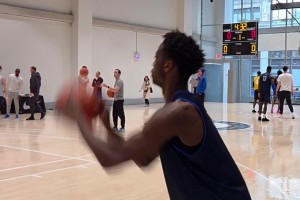 明年?duì)钤鬅衢T??AJ·迪班薩這跳投動(dòng)作，穩(wěn)定但好像慢了點(diǎn)？