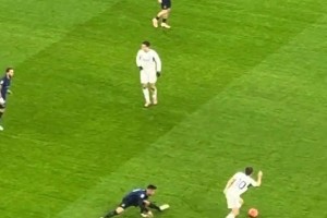 引現(xiàn)場球迷驚呼??！實拍：帕斯精彩晃動轉(zhuǎn)身讓老大哥勞塔羅滑倒