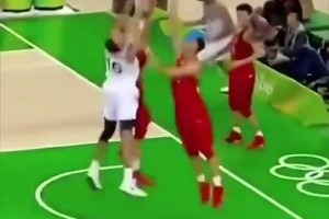 以牙還牙！當(dāng)年阿聯(lián)被戈貝爾帽后，馬上連送兩記火鍋+暴扣回?fù)簦? >
                                        </div>
                                    </div>
                                                                        <div   id=