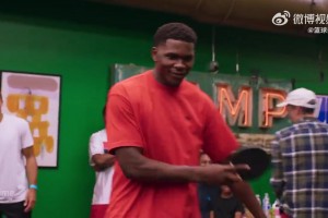 愛德華茲打乒乓球是種什么體驗？對面的妹子是美國華裔球員張安