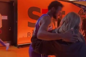 湖人119比132馬刺止步八強，詹姆斯老婆在通道等候布朗尼和詹姆斯