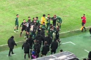 亂成一團(tuán)??！實(shí)拍：傷停補(bǔ)時階段國安與對手爆發(fā)大規(guī)模沖突