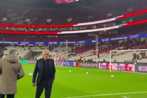 歐冠2連勝！賽后穆里尼奧聽到球迷的呼喚，滿足他們的合影要求