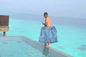 徐亮老婆曬出度假視頻，徐亮是沒穿褲子嘛為啥要擋著??