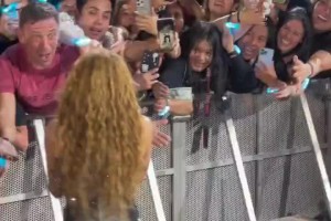 演唱會上夏奇拉被瘋狂男粉絲拉住狂親