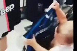 真內(nèi)拉！這位小寶寶的藍(lán)黑屬性是天生的??