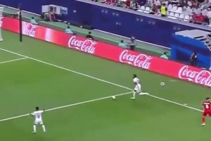 無間道？球員吊射自家門將被撲后，對面前鋒空門打偏！