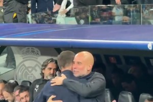 阿隆索賽后主動(dòng)到教練席擁抱瓜迪奧拉，眼神一直在閃躲