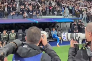 賽前記者們的“長槍短炮”都對著替補(bǔ)席上的姆巴佩