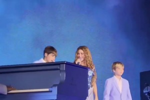 不踢球闖歌壇？夏奇拉帶倆兒子同臺演唱??