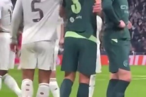 哈蘭德罰點前貝林厄姆想碰他頭發(fā)??