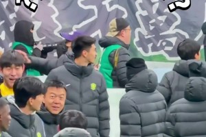實(shí)拍：工體國(guó)安球迷打趣高喊“電梯戰(zhàn)神”，王剛本尊被逗笑??