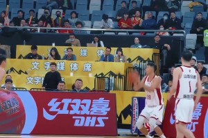 見(jiàn)證歷史了！秦子龍底角三分飚進(jìn)，打進(jìn)CBA潛力賽首分！