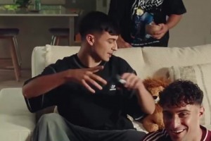 演技怎么樣？佩德里的阿迪達斯廣告！經(jīng)典的慶祝動作！