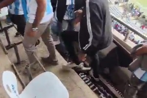 現(xiàn)場實拍暴怒的印度球迷拆椅子泄憤