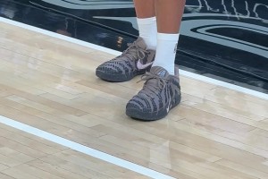 這熟悉的姿勢！李凱爾身穿莫蘭特3代，進行賽前熱身訓練