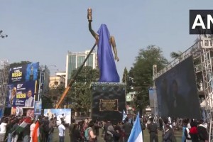 梅西通過遠(yuǎn)程屏幕揭開他的雕像，這雕像真的不太像梅西呀……