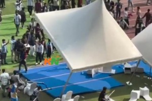 因梅西提前離場怒火沖天！印度球迷沖進(jìn)場內(nèi)打砸設(shè)施！