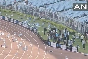 因梅西出場時間短，激進(jìn)球迷往體育場里扔椅子泄憤，甚至爬護(hù)欄！