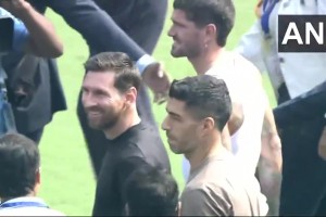 開心印度行！梅西抵達(dá)印度加爾各答鹽湖體育場，現(xiàn)場有點混亂呀~