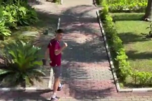 看起來精神還不錯！球迷在路邊拍到奧斯卡，二人友好互動~