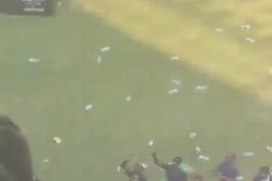 梅西來了10分鐘就走了！體育場內(nèi)球迷開始扔瓶子、皮帶、椅子！